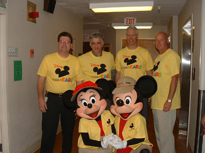 Buena Vista Home Entertainment President Bob Chapek and Disney VoluntEARS visit City of Hope Medical Center with the help of Mickey and Minnie.